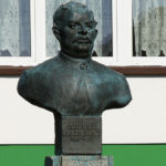 Zdjęcie pomnika Juliusza Kraziewicza na terenie Muzeum Historii Polskiego Ruchu Ludowego w Piasecznie