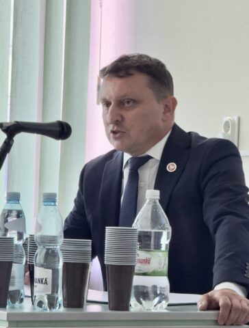 dr Dariusz Półćwiartek